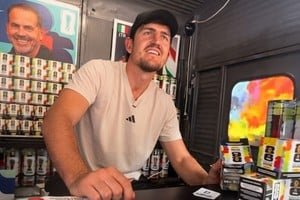 Harry Maguire detrás de un mostrador de figuritas del Mundial 2026 en Nueva York