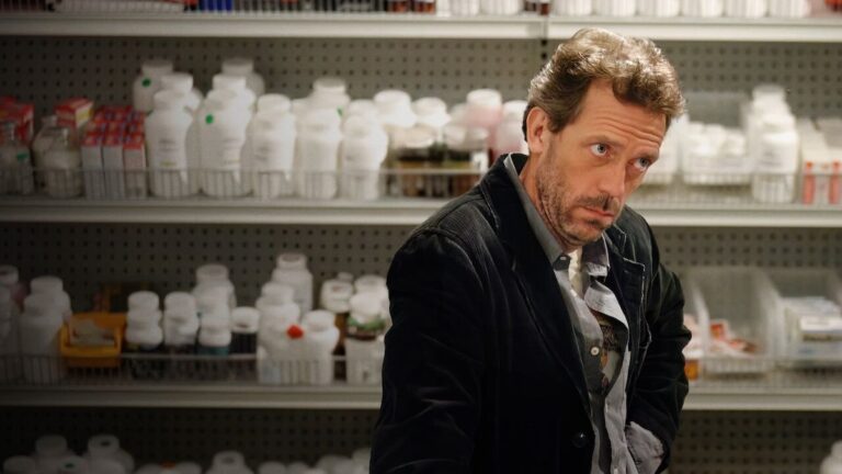 Hugh Laurie como doctor Gregory House en la serie House