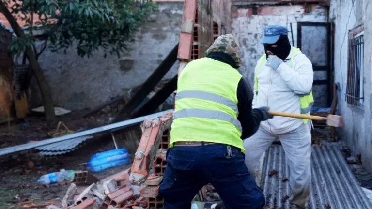 Funcionarios y fiscales durante la inactivación de búnkeres en barrio Banana de Rosario
