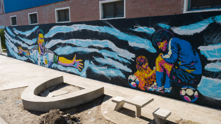 Mural de Lionel Messi, Diego Maradona y la Copa del Mundo en la plaza de bolsillo número 100 de Rosario