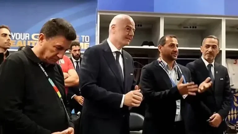 Gianni Infantino en el vestuario de la selección de Irán durante el Mundial 2026