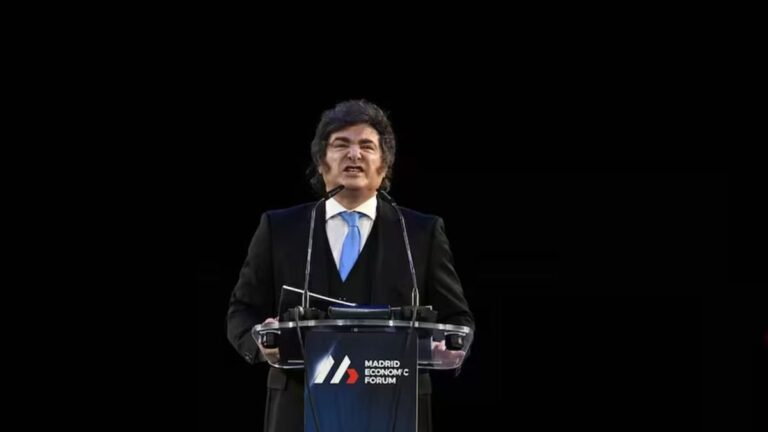 Presidente Javier Milei en aeropuerto antes de viajar a España