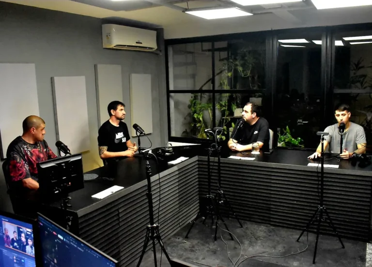 Captura del streaming de BásquetRosario con Joaco Ríos, Manu Collatti y la banda del Sala B