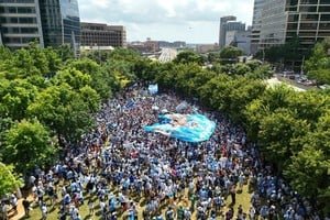 Aficionados santafesinos con camisetas de Colón y Unión en el banderazo de Dallas