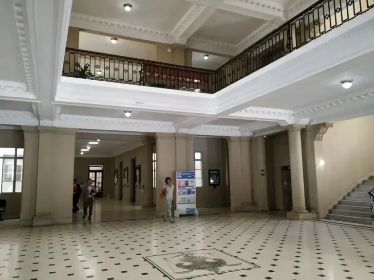 Fotografía de la fachada de los tribunales de Santa Fe