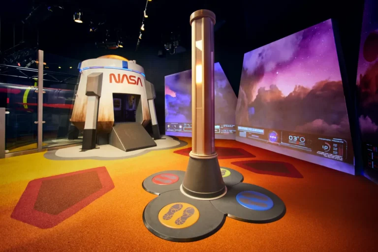 Niños interactuando en Planet Play del Kennedy Space Center Visitor Complex