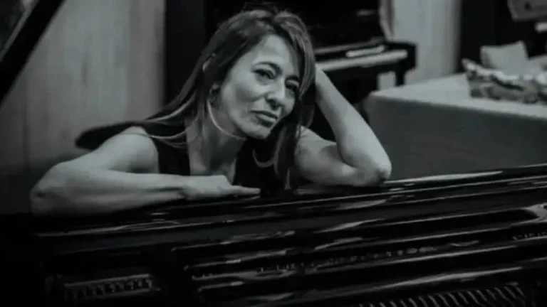 Natalia Nardiello al piano durante el concierto El piano y yo en el Museo Estevez