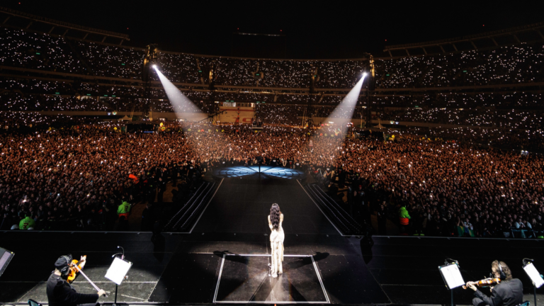 Lali Espósito en el escenario del estadio Monumental durante su show