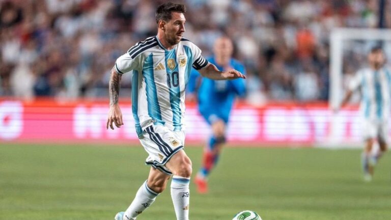 Lionel Messi celebrando un gol con la camiseta de la selección argentina