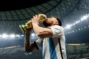 Lionel Messi celebrando un gol con la camiseta de la Selección Argentina durante un partido de la Copa del Mundo