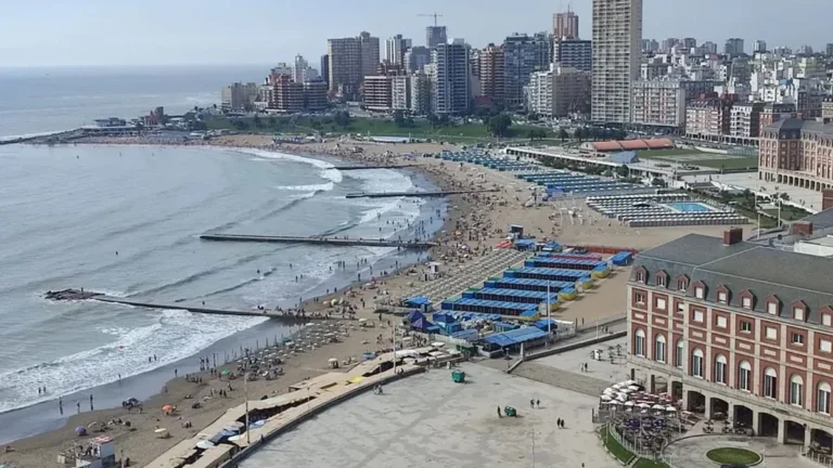 Vista de la costa de Mar del Plata con hoteles al fondo