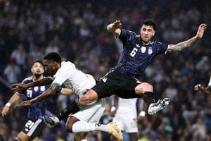 Marcos Senesi posa con la camiseta de la Selección Argentina