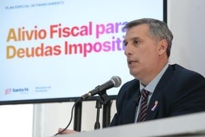 Contribuyentes en la sede de la Administración Provincial de Impuestos de Santa Fe