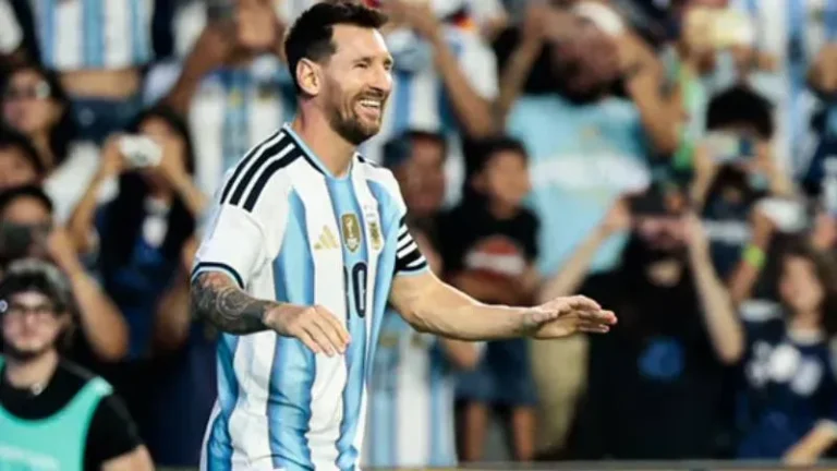 Lionel Messi con la camiseta de la Selección Argentina durante un partido de la Copa del Mundo