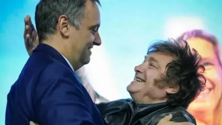 Javier Milei y Manuel Adorni en un acto oficial