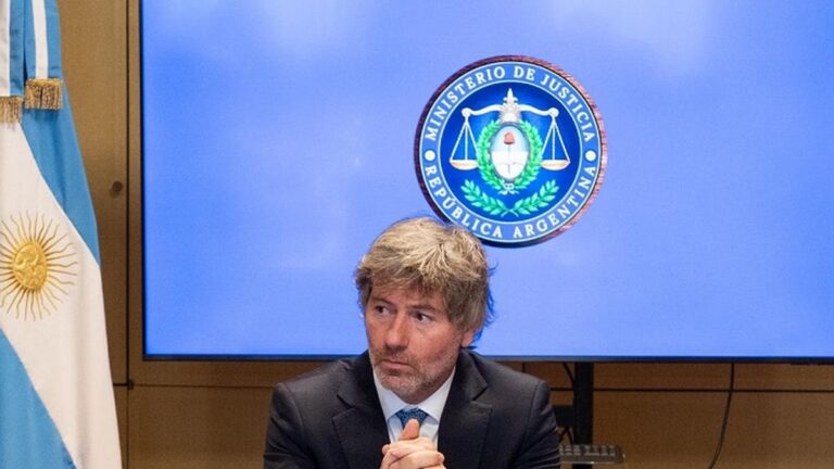 Ministro de Justicia Juan Bautista Mahiques en conferencia de prensa