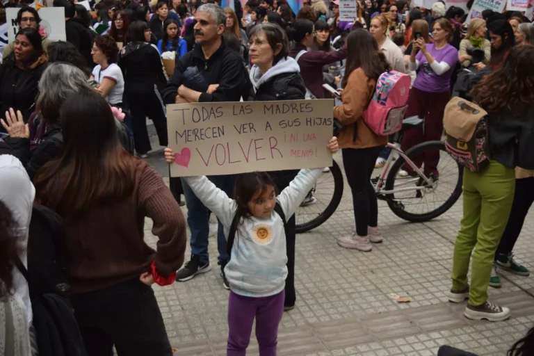 Manifestación del 3J en Rosario con carteles y personas en la calle