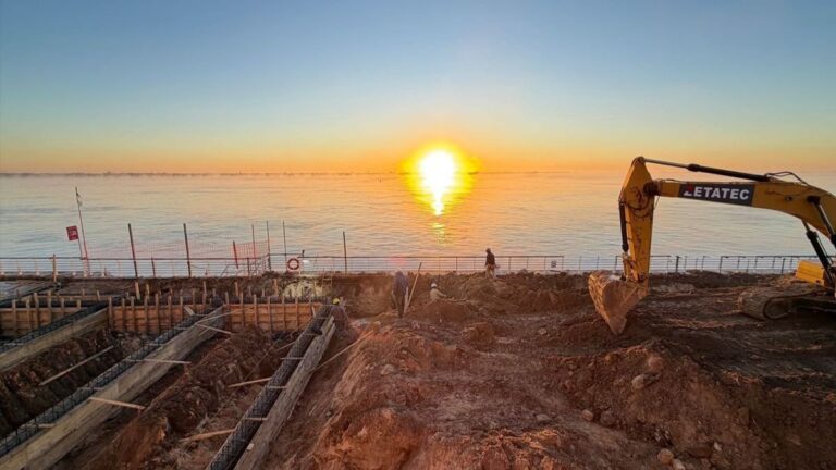 Obra de construcción de muelles en la Terminal Fluvial de Rosario