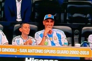 Emanuel Ginóbili en el estadio de Dallas durante el partido Argentina vs Austria en el Mundial 2026