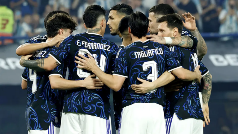 Jugadores de la selección argentina con sus camisetas numeradas durante la preparación para el Mundial 2026