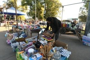 Feria popular en Santa Fe con puestos de venta al aire libre