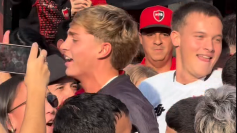 Jugadores de Newell’s Old Boys saltando y cantando junto a hinchas durante la celebración del título de 1974 en el Parque Independencia