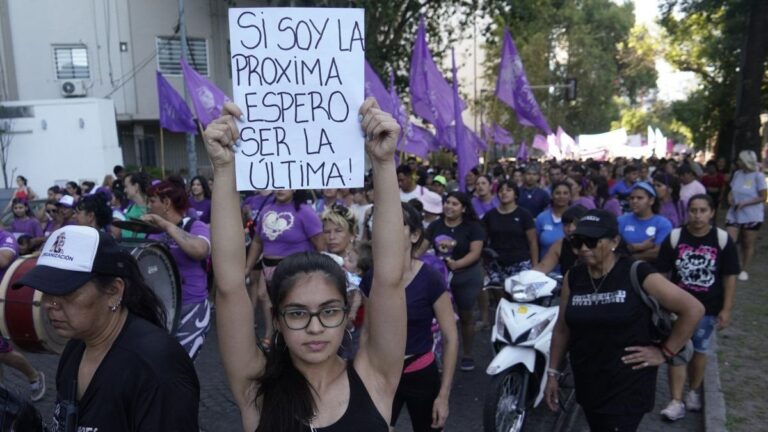 Mujeres con carteles de Ni Una Menos en una marcha en Rosario