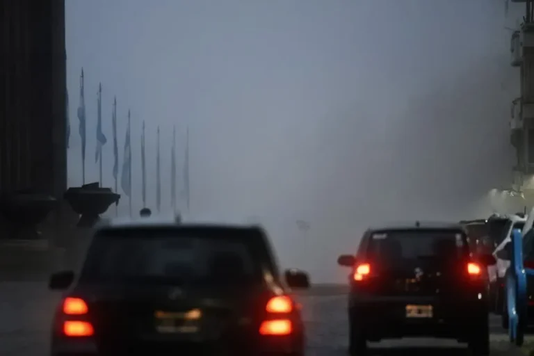 Vista de la niebla matinal en la ciudad de Rosario, con baja visibilidad