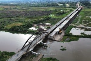 Vista del nuevo Puente Carretero en construcción sobre el río Salado, entre Santa Fe y Santo Tomé