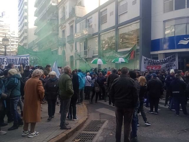 Concentración de la Multisectorial Rosario en plaza Pringles durante el Día de la Bandera