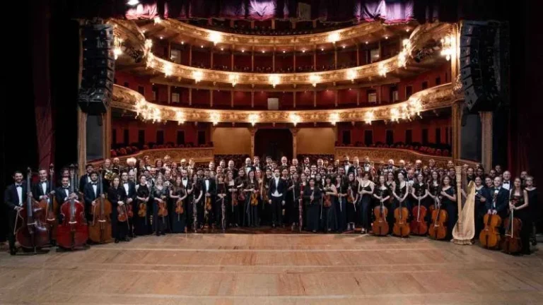 Orquesta Sinfónica Provincial de Rosario en el Teatro El Círculo durante un concierto