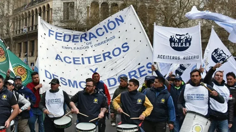 Reunión paritaria entre gremios aceiteros y patronales en la Bolsa de Comercio de Rosario