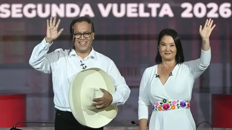 Urnas y bandera de Perú en contexto electoral