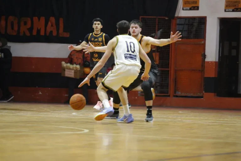 Partido de básquet de la Liga Federal entre Central y Sionista en Paraná