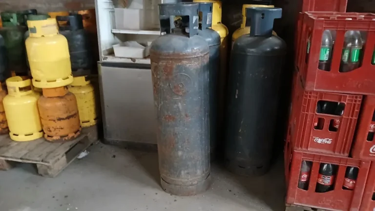 Garrafa de gas de 10 kilos sobre fondo blanco