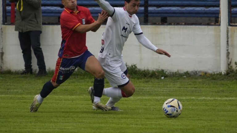 Partido de fútbol entre Central Córdoba y Deportivo Español en el estadio Gabino Sosa