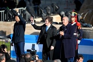 Gobernador Maximiliano Pullaro hablando en el Monumento a la Bandera de Rosario durante el acto por el Día de la Bandera