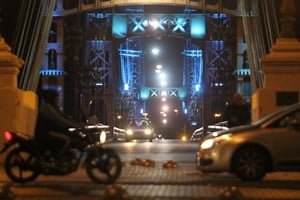 Puente Colgante Ingeniero Marcial Candioti de Santa Fe durante trabajos de recambio de luminarias