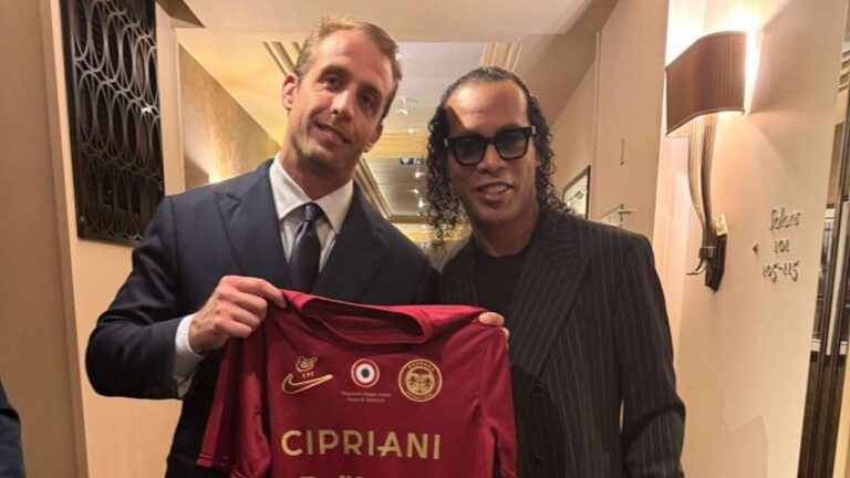 Ronaldinho con la camiseta del Ravenna Calcio