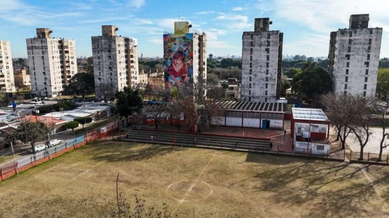 Cartel luminoso con saludo a Lionel Messi en Rosario durante su cumpleaños 39