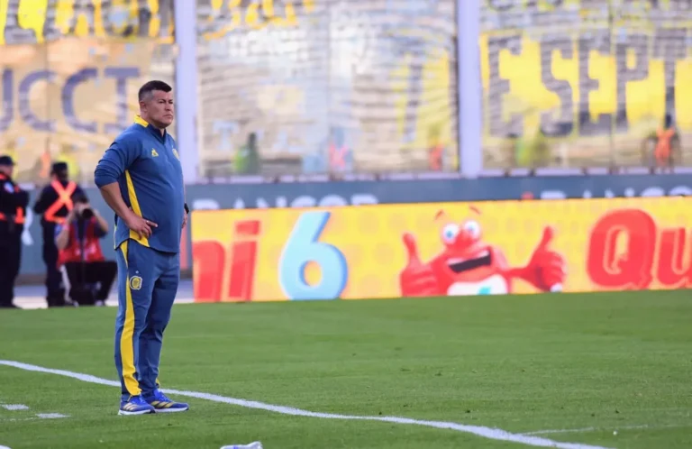 Jorge Almirón, entrenador de Rosario Central, durante un partido