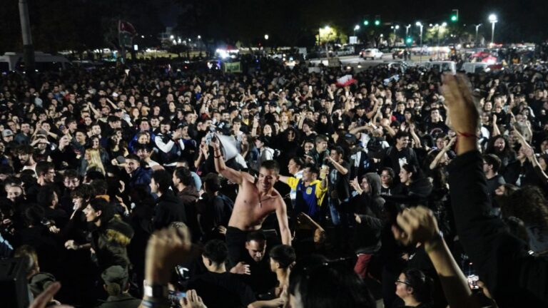 Misa ricotera en el Monumento Nacional a la Bandera de Rosario para despedir al Indio Solari