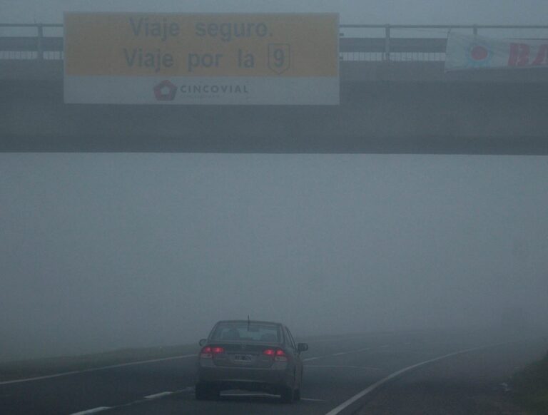 Niebla en la ciudad de Rosario durante la mañana de junio
