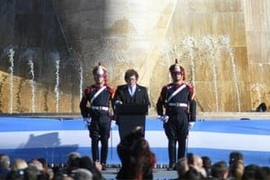 Presidente Javier Milei hablando en el acto del Día de la Bandera en Rosario, junto al monumento a la enseña patria