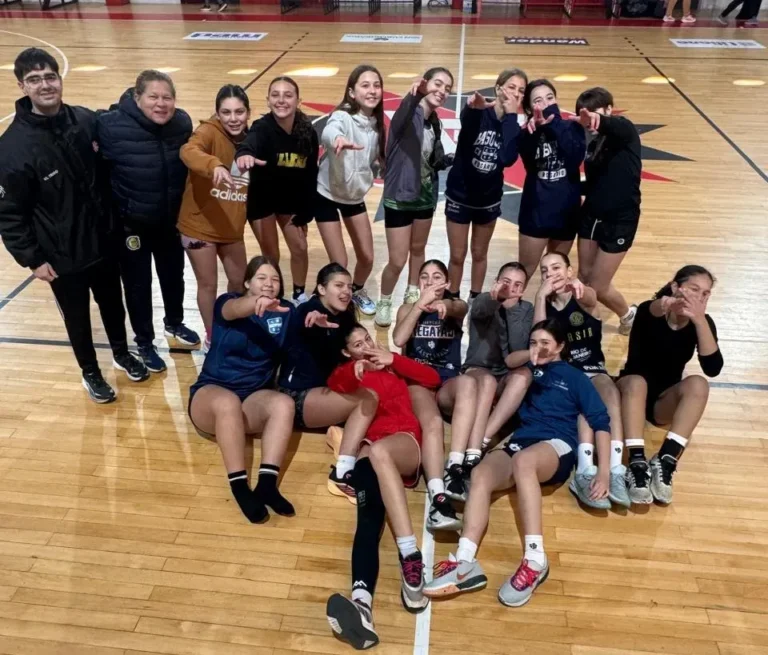 Partido de básquet femenino juvenil en cancha cubierta