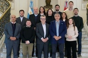 Funcionarios de Santa Fe y Uruguay reunidos en Casa Gris para intercambio sobre monitoreo de políticas públicas