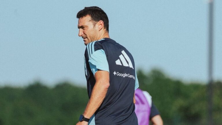 Lionel Scaloni dirige entrenamiento de la selección argentina en Kansas City
