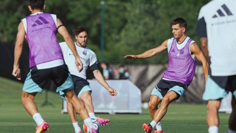 Lionel Scaloni dirige una práctica de la selección argentina