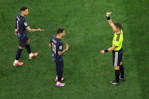 Árbitro mostrando tarjeta roja a Miguel Almirón durante el partido Paraguay vs. Turquía en el Mundial 2026