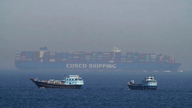 Barcos petroleros transitando por el estrecho de Ormuz